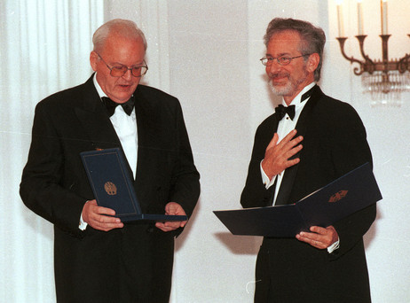 1998 verleiht Bundespräsident Roman Herzog das Bundesverdienstkreuz an den Regisseur Steven Spielberg